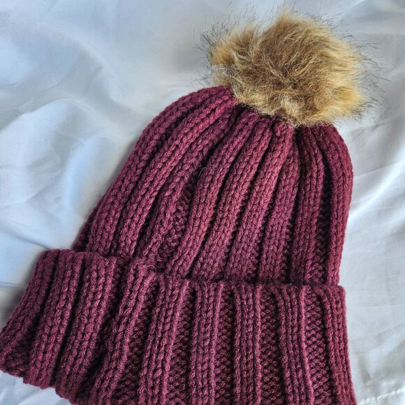 Halston knitted beanie with pom pom.  Womens.  One size. Burgundy - Picture 2 of 3